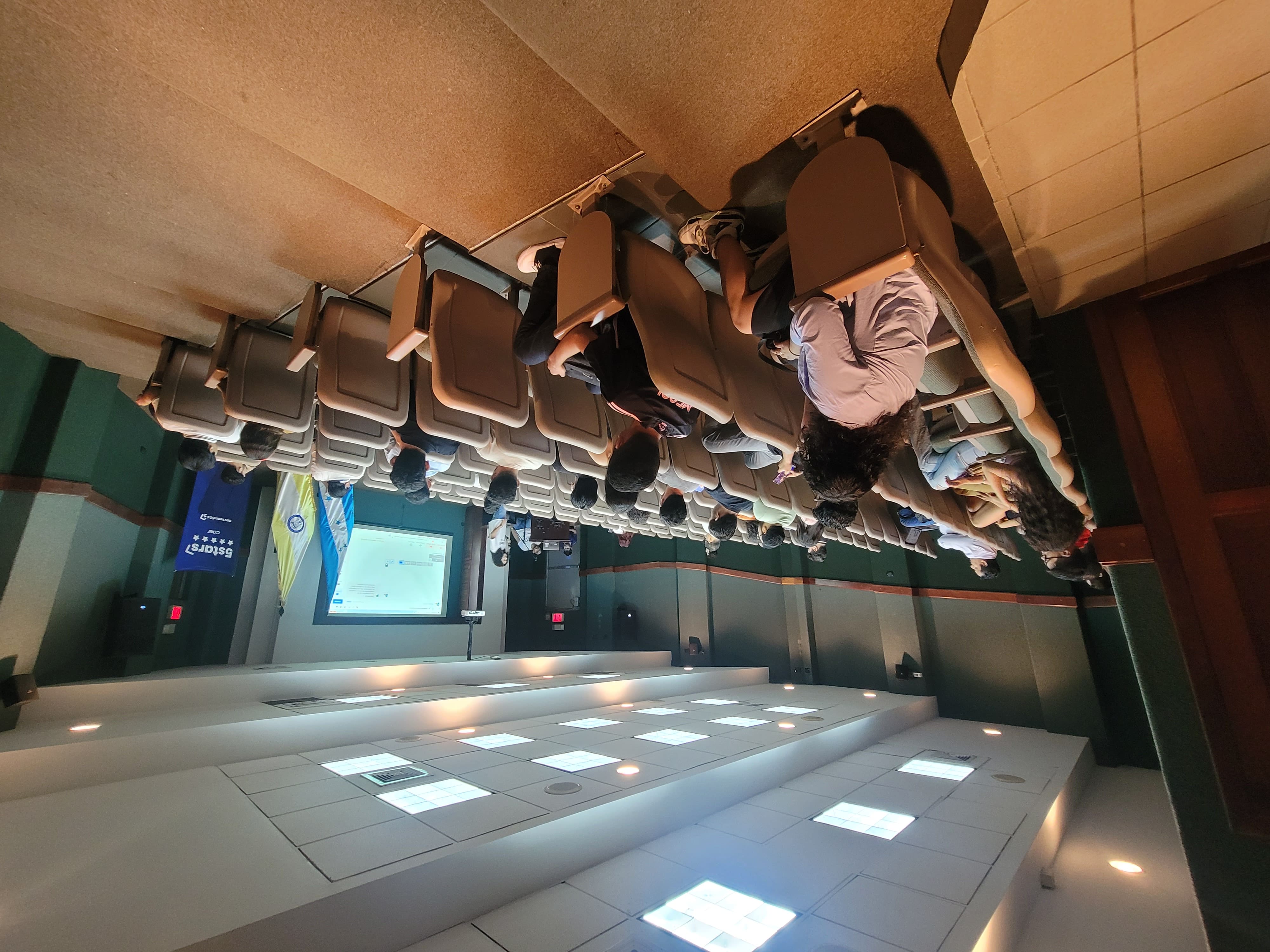 Estudiantes de NaT Academy aprendiendo tecnología